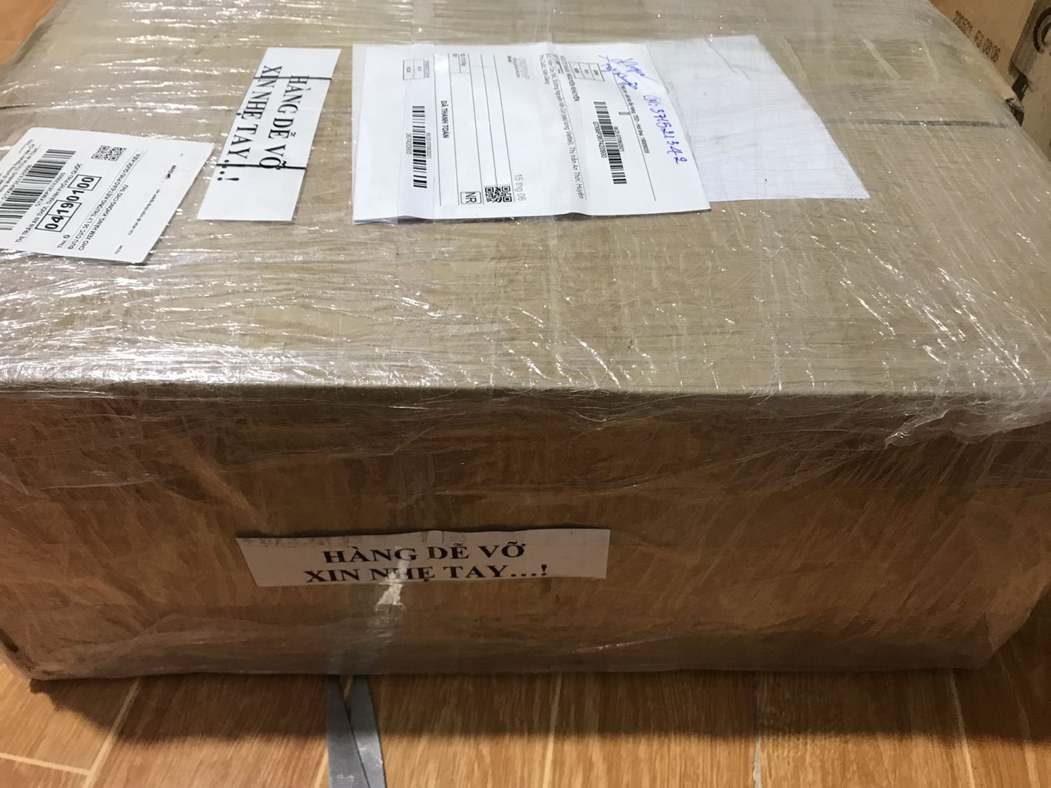 Nhà bán gói hàng xuất sắc. Nhìn phát chịu liền. 2 bé nhà mình đều cho ăn sữa này. Bé sau ăn gần 1 năm trở lại đây, để giảm chi phí. Sữa giá mềm, chất lượng 5 sao. Cả 2 chị em rất ghiền, sữa mát, kg táo bón, cân nặng ok.