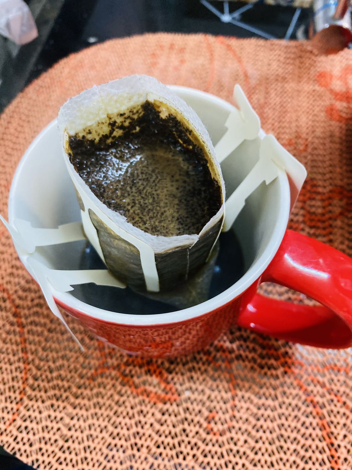 Cafe hoà tan ngon nhất từng uống, vị nhẹ thanh , không bị quá ngọt hay ám mùi hoá chất như các loại cafe gói khác. Thường kết hợp 2 loại này uống chung , uống đá thì pha 2 gói 1 lần. Rất ngon , đúng chuẩn cafe như ngoài tiệm nha