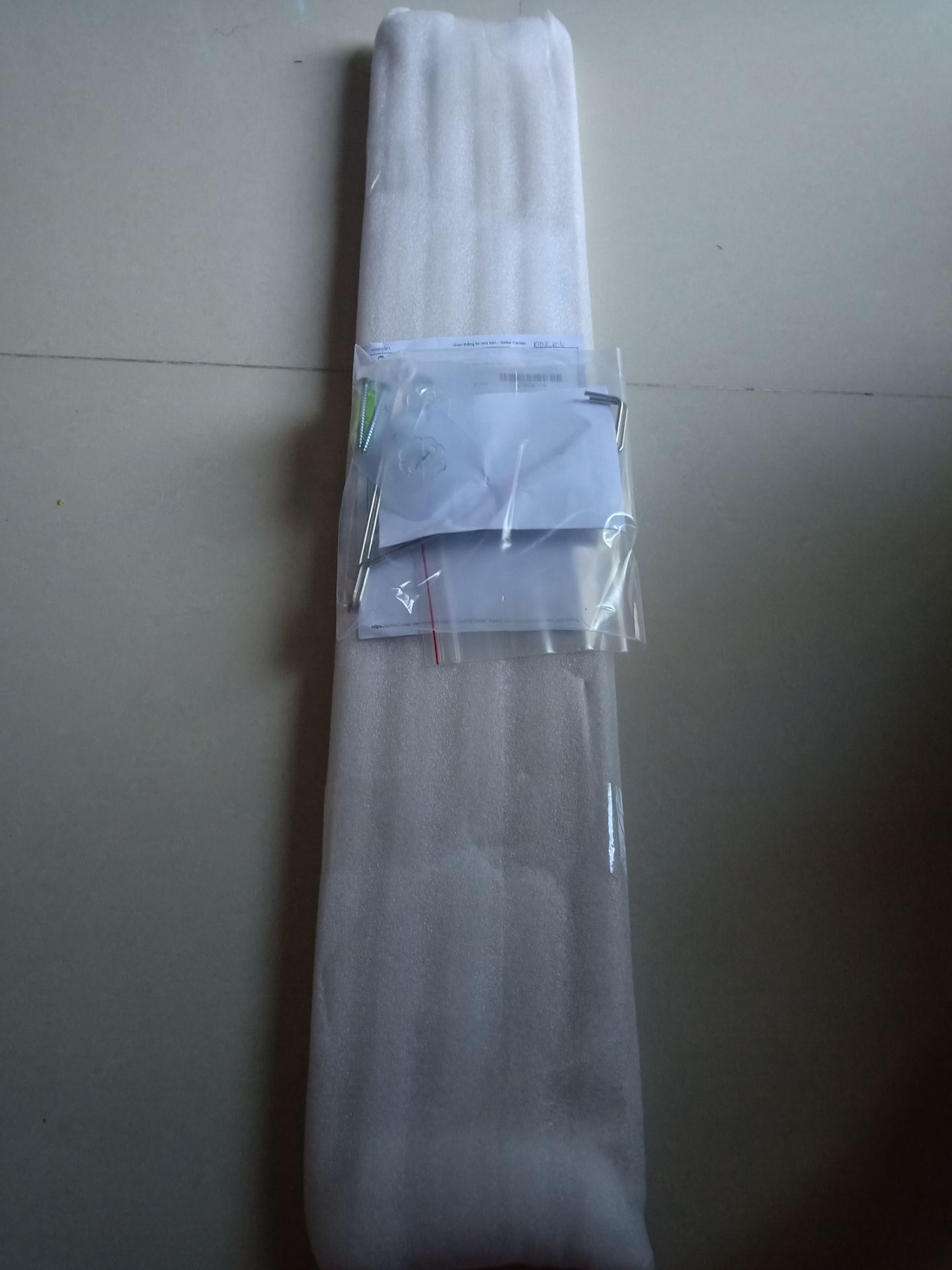 Sản phẩm giao đến đc đóng gói chắc chắn cẩn thận dù mình chỉ đặt có 1 kệ thôi. Trời mưa cũng không bị ướt kệ bên trong. Kệ giao kèm thì đầy đủ phụ kiện như đinh 4 chân, vít để khoan tường và còn đc tặng kèm miếng dán dùng để treo ở tường gạch men. Mình chỉ dùng 1 trong những loại trên nhưng shop gửi rất đầy đủ, mình sẽ dễ dàng lắp đặt trên từng loại tường và mục đích sử dụng. Nhà mình thì tường sơn bình thường nên mình chọn cách đóng đinh cái này thì rất tiện vì con gái hầu như ai cũng làm được. mình treo kệ k bị lệch hay đầu cao đầu thấp là nhờ cái thước thủy màu xanh shop gửi đó nha. kệ treo lên rất chắc chắn và đẹp nữa. mình thấy mặt sau của kệ cũng đc dán kín k lộ lõi gỗ nên rất an tâm vì mình sợ tường ẩm. Nói chung shop rất là very good, giao hàng nhanh-kệ đẹp-giá ok , cho shop 100 điểm. cuối tuần sẽ đặt thêm vài kệ nữa treo thêm