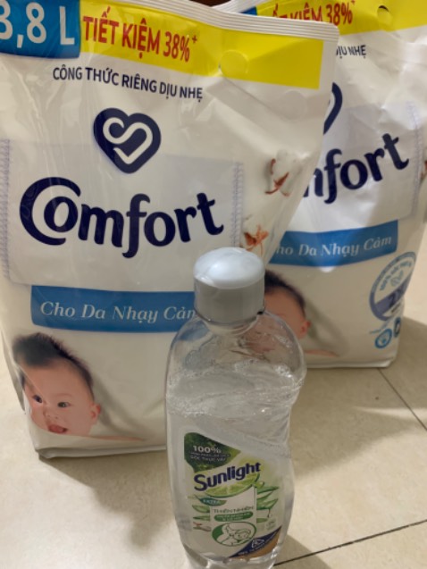 Giao hàng chuẩn nguyên seal
Mùi hương dịu. Tin dùng đã lâu. 
Khi mua được tặng khuyến mại thêm 2 chai nước rửa bát, nhìn giống như chiết đổ từ can to vào (không seal, chai vơi thiếu khoảng >20%), hao hụt hơi nhiều nha =)))) Tuy là tặng nhưng cũng nên chỉn chu chút chứ Tiki?