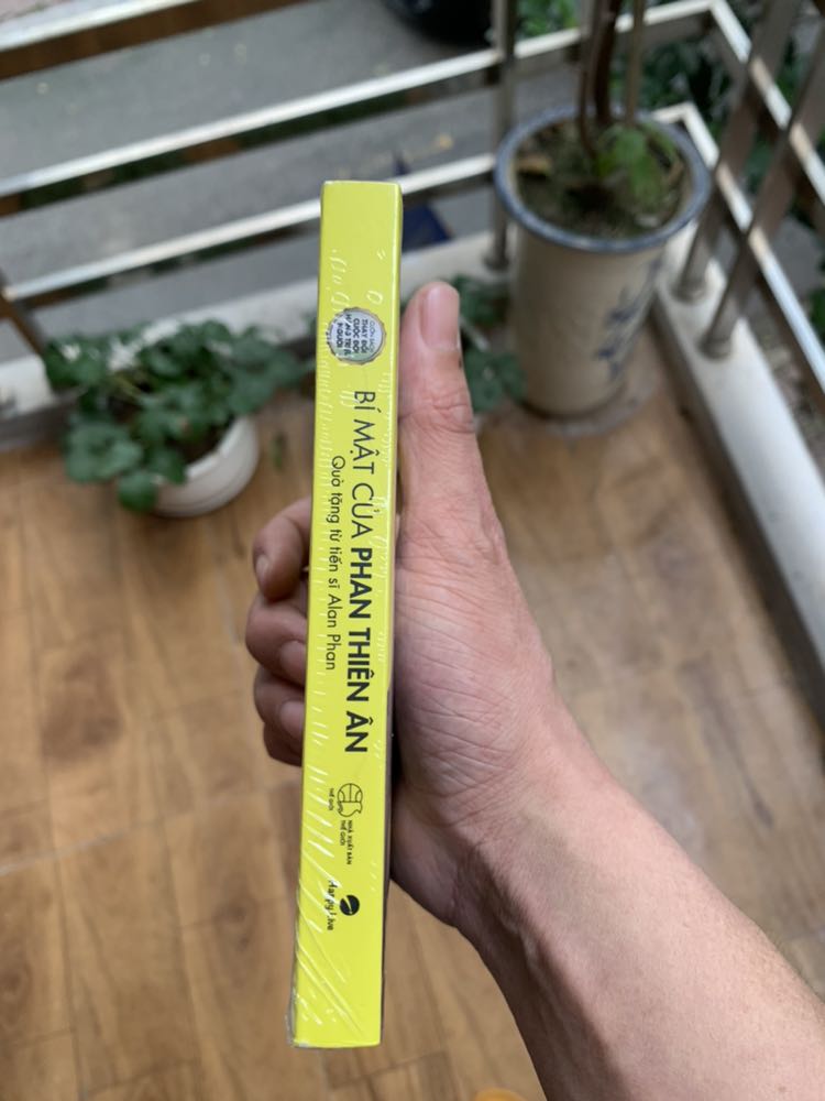 Giao hàng rất nhanh. Nội dung thì không cần phải bàn chỉ có hai chữ tuyệt vời. Các bạn trẻ nên đọc và nghiền ngẫm rất tốt cho cuộc sống. Có điều k vừa lòng phần gáy sách chưa đc chỉn chu. Vẫn đánh giá ủng hộ 5 sao.