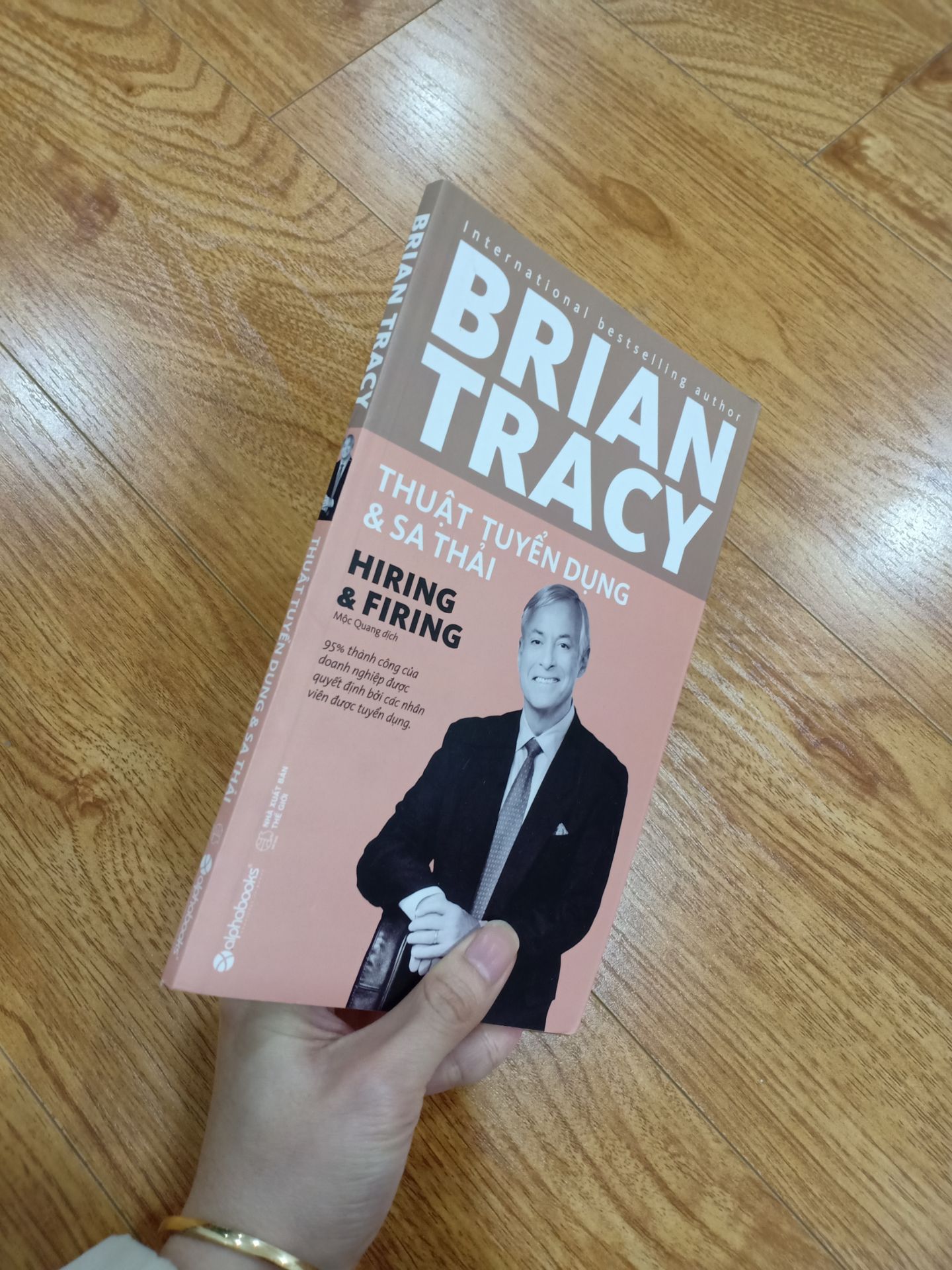 cuốn sách nhỏ nhưng chứa đựng những kiến thức cơ bản về tuyển dụng và sa thải. nói chung khá hữu ích cho các nhà quản lý nhân sự. mình đã từng đọc cuốn " quản lý bán hàng"  của tác giả này và thấy cũng khá ổn.