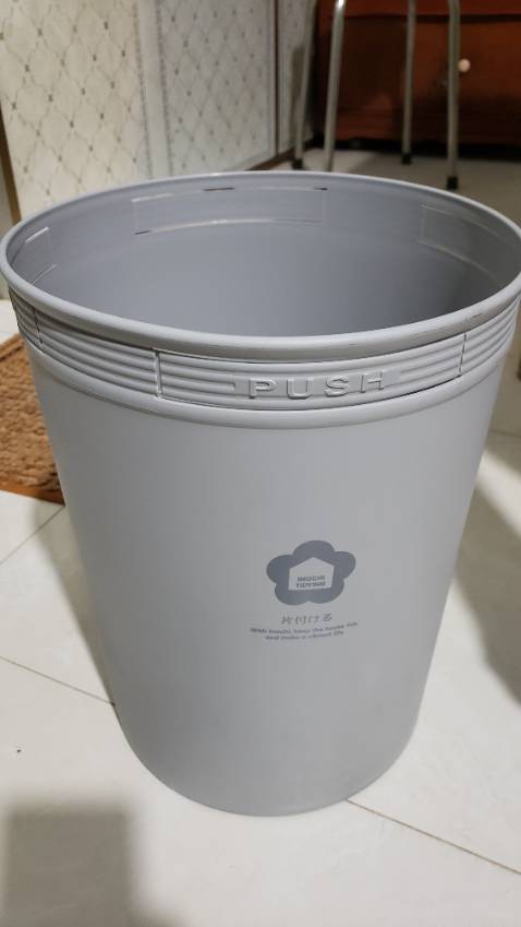 Sọt rác màu đẹp, sạch sẽ nhưng bị bể đáy, thấy đóng gói cũng kỹ càng, không biết do khâu vận chuyển đóng gói hay do có từ trước, thôi thì dán lại xài đại luôn chứ lười đổi trả