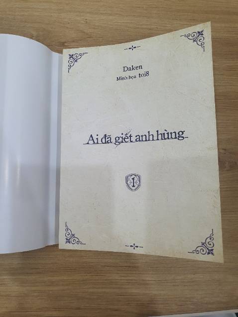 Sách đẹp, chữ in rõ nét, những trang có màu đẹp, sắc nét. 2 character card dùng như bookmark thì quá xịn luôn. Dù vậy vẫn có 1 tên chương bị đánh sai, không rõ có ẩn ý gì ở đây không @@
Bìa thật của sách được vẽ như một trang giấy sờn cũ - tạo cảm giác gắn liền như 1 quyển sách cũ được đọc nhiều lần, vừa gợi hình ảnh 1 "biên niên sử" như cốt truyện, vừa gợi cảm giác 1 cuốn sách như đã gắn bó với mình từ lâu, cảm giác như gặp lại người bạn cũ.
Cốt truyện quá tuyệt vời, cách sắp xếp chương nếu để ý kỹ sẽ thấy tác giả đã cài cắm "dấu ấn" của nhân vật chính ngay từ đầu. Ẩn ý này đọc đến chương của công chúa mới lộ ra, làm tôi phải quay lại điểm nhìn của tất cả các chương trước rồi mời trầm trồ thán phục.
Một tác phẩm quá hay, cả về phần nhìn và phần đọc!