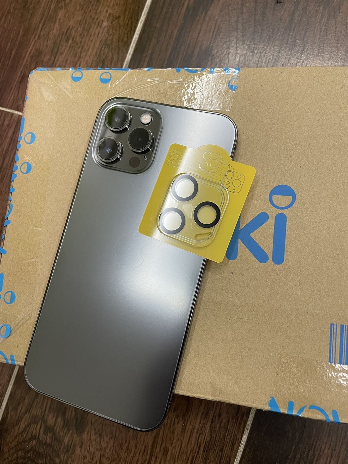 Sản phẩm thiết kế chỉ là 1 miếng kính phẳng, có độ dày, ốp lên nhìn ko thẩm mỹ