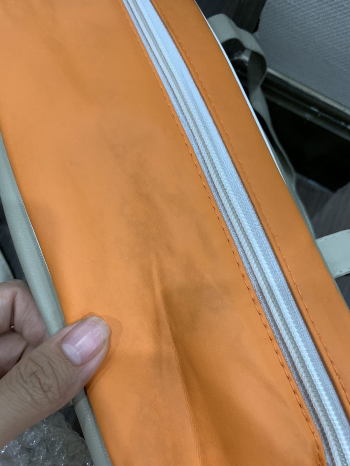 Mình mới nhận dc hàng hôm nay (24/11), hộp thì mới. Mở ra thấy bao bì nhăn nheo, dính dơ như hình. Phiếu bảo hành bị rách từ trước. Máy không có dấu hiệu là máy cũ, nhưng bề ngoài lại phản ánh ngược lại. Phiếu bảo hành lại ghi là đã xuất kho ngày 16/10/2019. Mình không biết là đã nhận được sp cũ hay ntn. Tiki ktra lại.