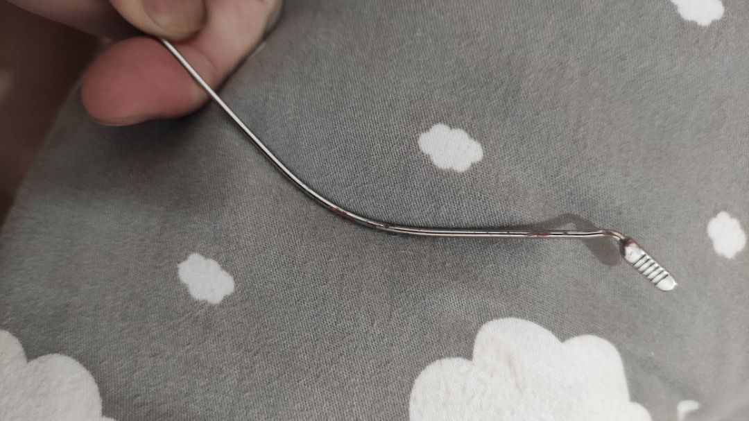 phần gọng kim loại đeo cả ngày bị đau tai