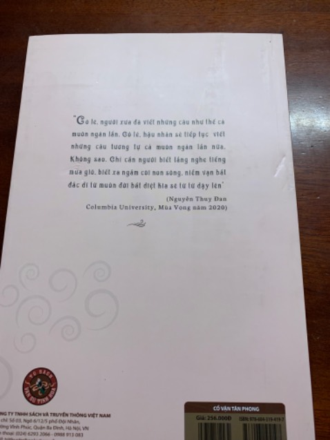 Bìa sau sách bị móp. Nhìn chung khá thôi. Bìa sau sách bị móp. Nhìn chung khá thôi.