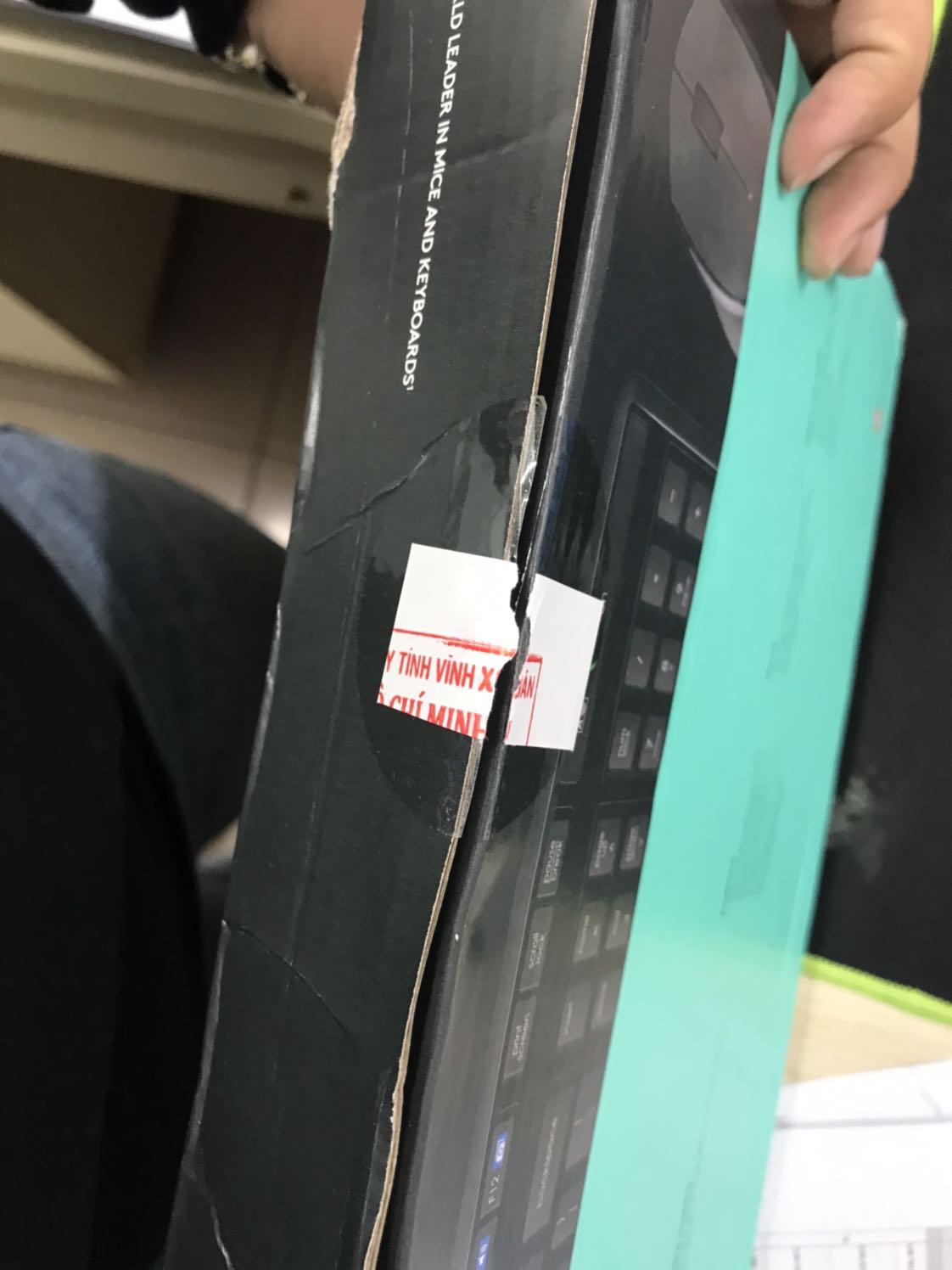 Đóng gói tệ, tem niêm phong đã bị khui. Chuột và phím lần đầu dùng thấy nhạy, không biết sau này thế nào. Phần chân 70 độ của bàn phím cảm giác èo ọp. Bề mặt chất liệu bàn phím cảm giác cheap một chút, dễ bám bẩn.