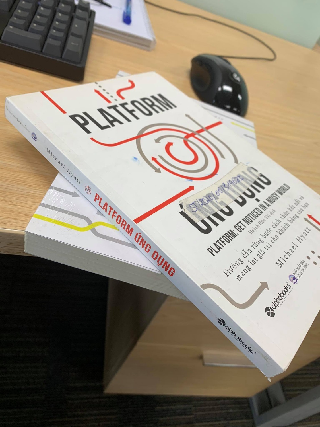 Nhận về cuốn sách cũ, bẩn, dính mực, sờn gáy, lại còn bị bán băng dính trên sách