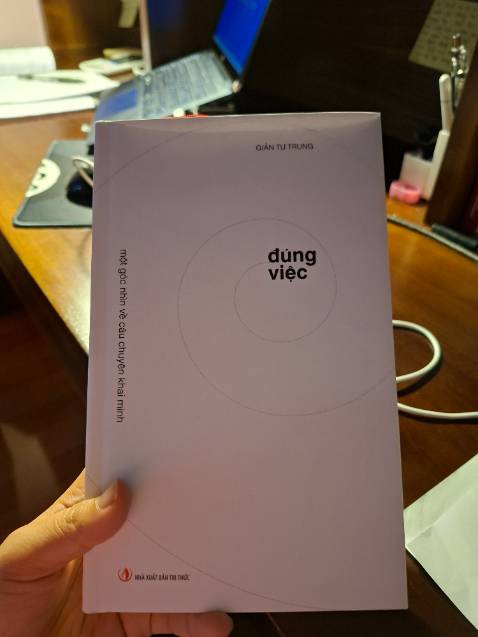 Sách đẹp, giao nhanh, nhanh hơn nhiều với sàn s lại rẻ hơn. Mua sách cứ mua ở tiki trading vừa rẻ lại giao nhanh. Nhưng sách hay bị df 🥲 dù cuốn này có bọc seal. Nhưng cuốn này đẹp, với gu mình là đứa tối giản mình rất thích. Mỗi tội màu trắng hay sợ dơ thôi. Rẻ hơn với so mua ở nhà sách. Cuốn này có gáy với đánh dấu trang rất tri thức :)) mong nội dung như kỳ vọng
