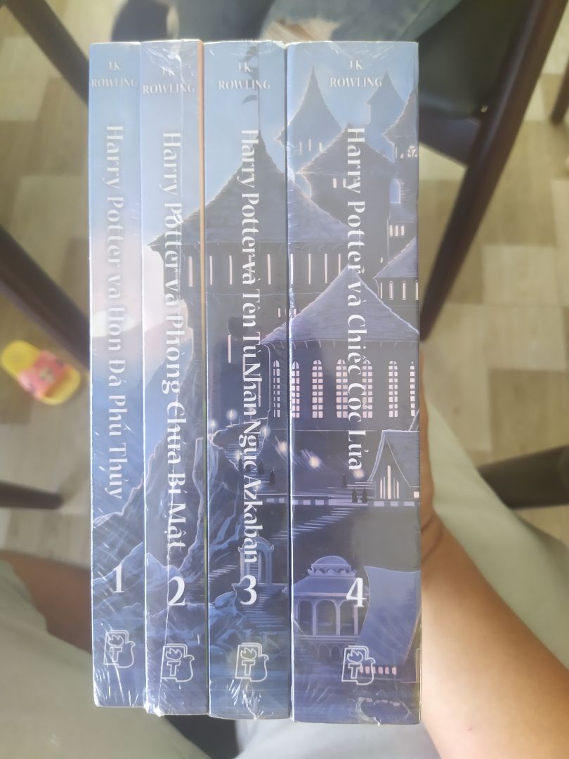 Sách mới nguyên, mình mua lúc sale nên hài lòng, mình còn mua sale lẻ thêm cuốn 5, cuốn 6 nhưng tổng hợp lại  sách in tới 3 lần khác nhau, haha