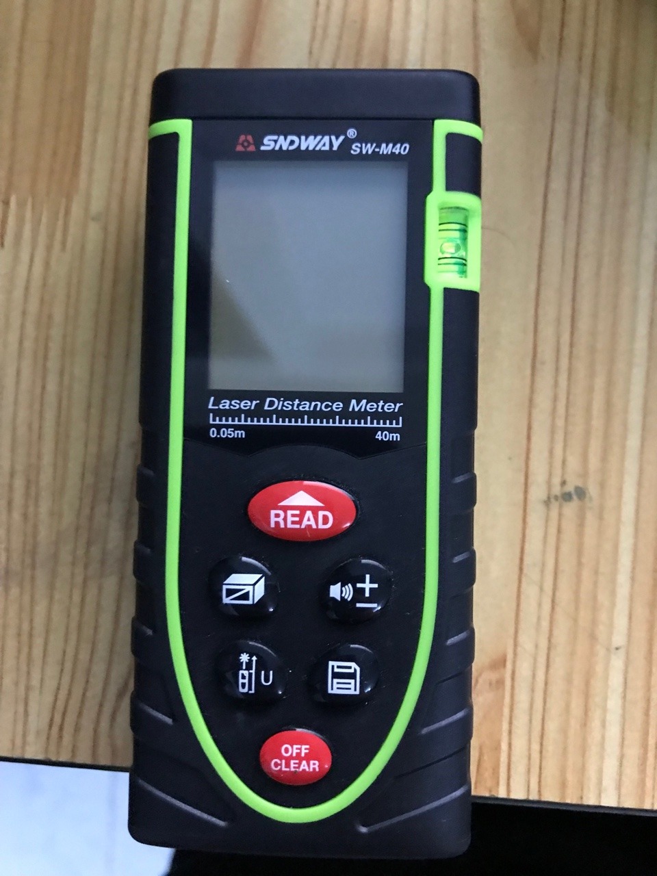 Đo đạc tiện hơn hẳn, dễ dùng, chính xác. Tiếc một điểm là không có tính năng tìm một khoảng cách nhất định nên lại phải xách theo cái thước dây.
Nhưng hộp có vẻ như đã khui ra rồi. Thử... ngửi thì thấy là mùi hàng mới :)) cũng không biết bảo hành bằng cách nào nên đang sử dụng với tâm thế "một mất một còn" :v