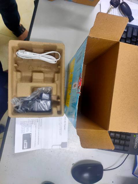 Giao hàng thiếu nguyên bộ phát wifi nhận được mỗi củ sạc và dây lan. Phản hồi từ Nhận hàng từ 9/6 đến hôm nay 23/6 mới giải quyết lại bảo không chấp nhận phản hồi của khách. Hàng các ông giao thiếu thì trách nhiệm của các ông, tôi trả tiền đầy đủ là hàng của tôi, lại bảo phải quay video mở hàng, tôi là người dân không có điện thoại để quay các ông gói hàng thiếu bắt tôi phải nhận ah. Tổng trọng lượng tôi nhận được có 0,3kg cả vỏ hộp tiki và hộp sp công ty thử đóng gói đầy đủ 1 sản phẩm tương tự đem cân xem bao nhiêu mà mất 2 tuần ko giải quyết cho khách