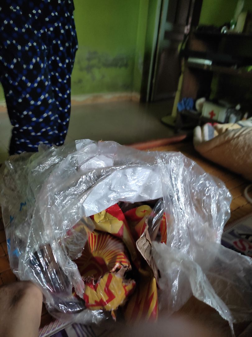 lần thứ 2 mua nước ở tiki quá tệ trước tết mua thì bị thiêú 1 chai giờ thì bị bể 1 chai thùng thì ướt tùm lum tôi ko hiểu sao tiki bán hàng tệ đến vậy khiếu nại thì ko giải quyết