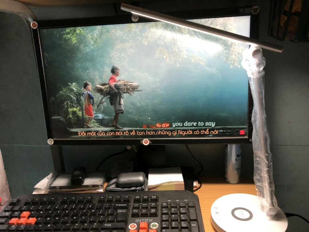 Mới sử dụng dược vài ngày thấy khá ưng
- Hỗ trợ sạc không dây cho điện thoại Qi 
- Thiết kế gập lại vs 2 trục tiện lợi 
- 2 lựa chọn đèn: trắng và vàng 
- chế độ hẹn giờ 
Mình mới trải nghiệm đc các tính năng trên còn chất lượng ntn thì sử dụng thêm mới bik đc 
Chung quy hài lòng về sp