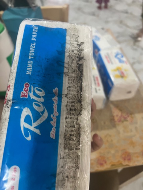 K biết vì lí do gì mà mh nhận giấy dính dầu nhớt gần hết 10 cuộn, nhìn thùng bên ngoài thì vẫn bình thường k ướt, bẩn gì cả. Bên trong mấy cuộn giữa bị vết dao cắt bọc. Nói chung tệ