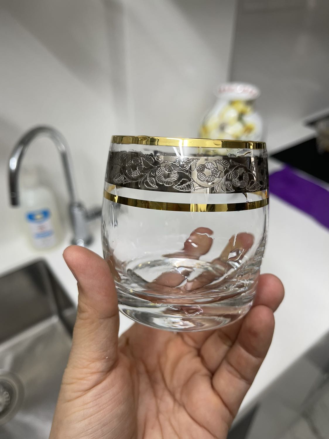 Thuỷ tinh mỏng, hoa văn thì đẹp