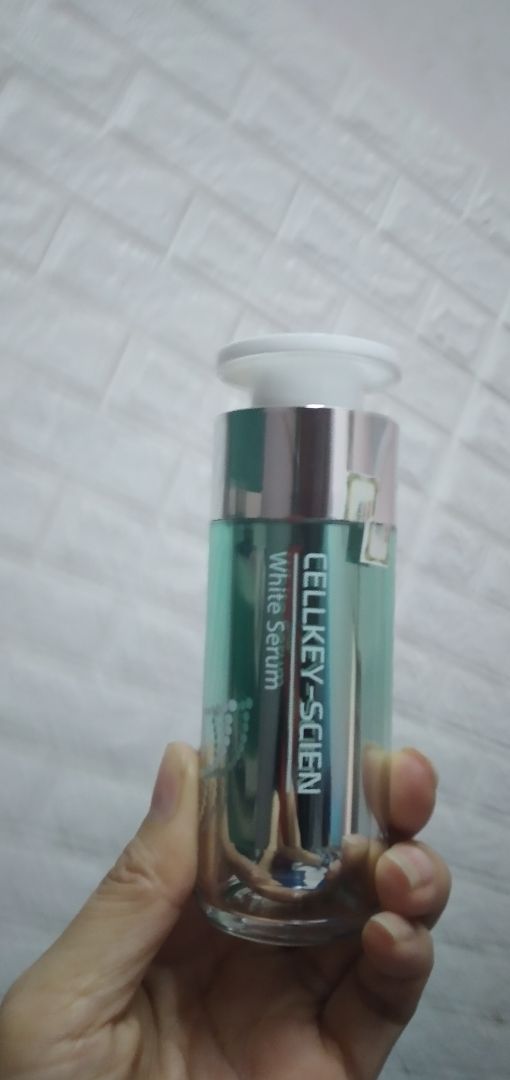 mới dùng 3ngay chưa biết hiệu quả, nhưng serum thẩm thấu nhanh, mát mướt dùng qua đêm sáng dậy thấy da mềm rất thích, mẩu mả đẹp nhưng bao bì nhìn ko chắc cho lắm, mong hợp với da sẽ ủng hộ tiếp.