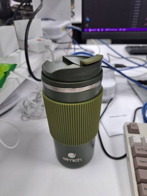 Cốc đẹp, tuy nhiên nắp không chặt, một nước bị rò khi dốc ngược cốc mặc dù đã đóng nắp.