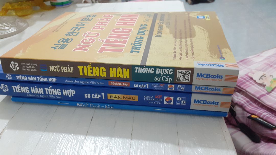 hàng đến nhanh hơn dự kiến ạ. Sách đẹp lắm nha, ban đầu tớ thấy đóng gói hơi sơ xài một chút xíu nhưng may mà chúng k s. Sách giải thik khá kĩ về phần ngữ pháp và  đều đc vt =tiếng Việt hết ạ. Các vd, cách trình bày trong sách cx dễ hiểu nx. Túm cái quần lại là lên mua ha. rồi, đánh giá sương sương v hoy. Chúc các bn học tốt!! Cố lên nha!!