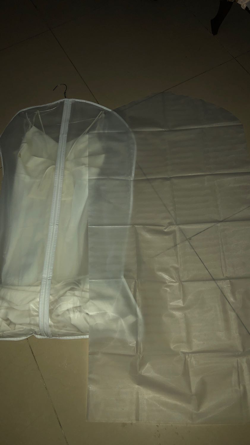 Mình mua size S có khoá kéo và may viền rất ok và chắc chắn. Nên mua thêm size M 
Nhận hàng size M mở ra đúng hụt hẩn. Không khoá kéo không may viền. (Như hình mình chụp)
Tiki xem có giao nhầm mẫu thì đổi lại giúp mình. 
Đó giờ mua Tiki rất nhiều lần, mà lần này hơi bị hẩn.