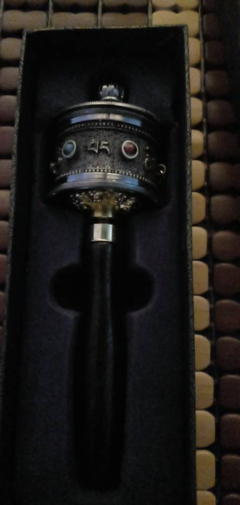 Kinh luân đẹp. trừ một sao, shop dán keo trong bên ngoài để cố định nắp hộp. khi lột keo ra bị rách lớp vỏ hôp. Mong shop cẩn thận hơn