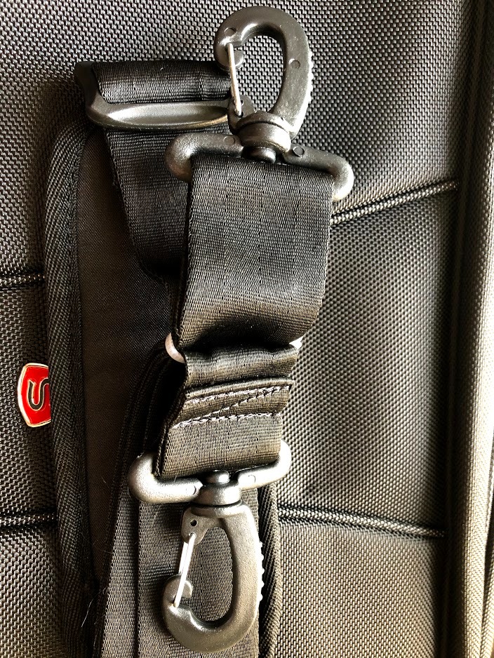 Sản phẩm tốt, chỉ tiếc là các móc quay đeo làm bằng nhựa, sợ lâu ngày bị gãy thì không biết thay như thế nào. Nếu các móc quay đeo này làm bằng kim loại thì hoàn hảo rồi.