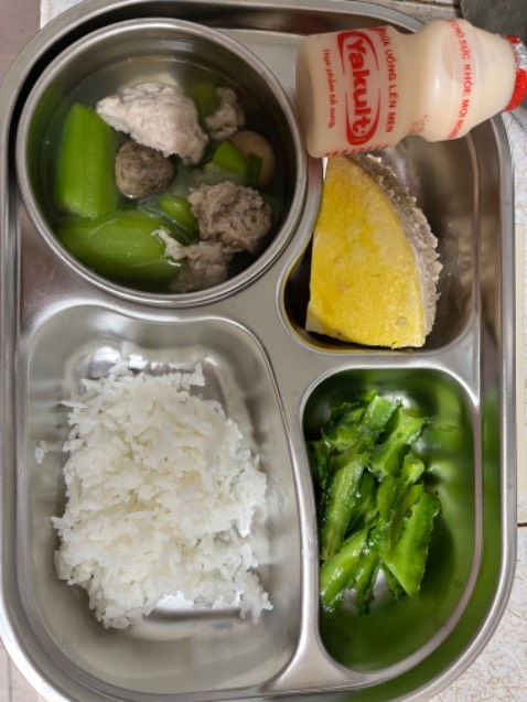 Hộp nhỏ gọn dễ thương, có điều giữ nhiệt k tốt. Đến tam 11h hơn bé mở ra ăn thì đã nguội rồi.