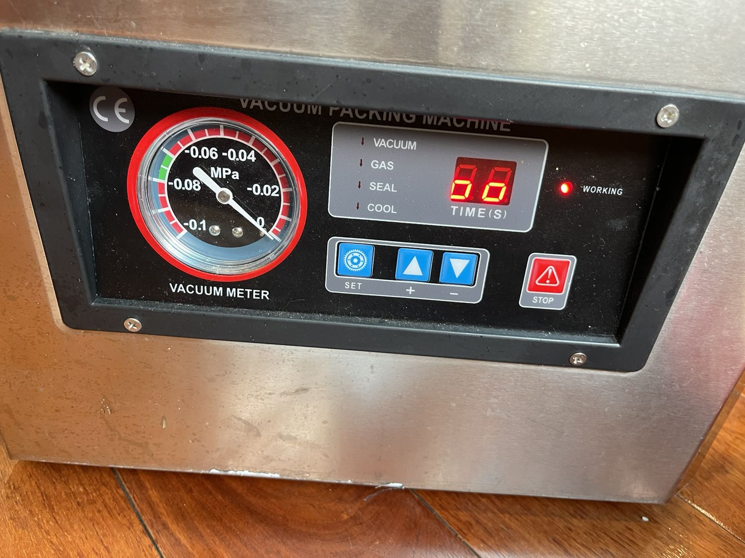 Không có hướng dẫn bằng tiếng việt. Tôi chưa biết sử dụng, nhất là việc tháo dỡ để đổ dầu vào máy. 
Tôi cần sự trợ giúp cyar các bạn bên kỹ thuật.