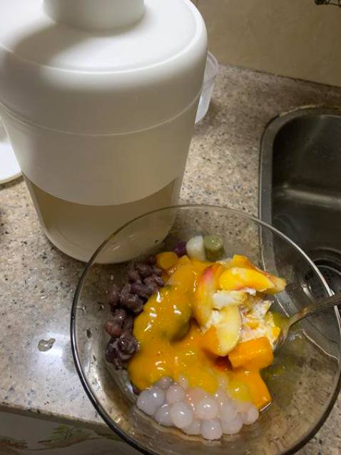 Nhỏ gọn tiện dụng, nhỏ nhưng có võ, bào đá mịn như nhung luôn. Rất hợp ăn bingsu các thứ, dễ vệ sinh rửa ráy
Ngoại quan màu sắc patel dễ nhìn