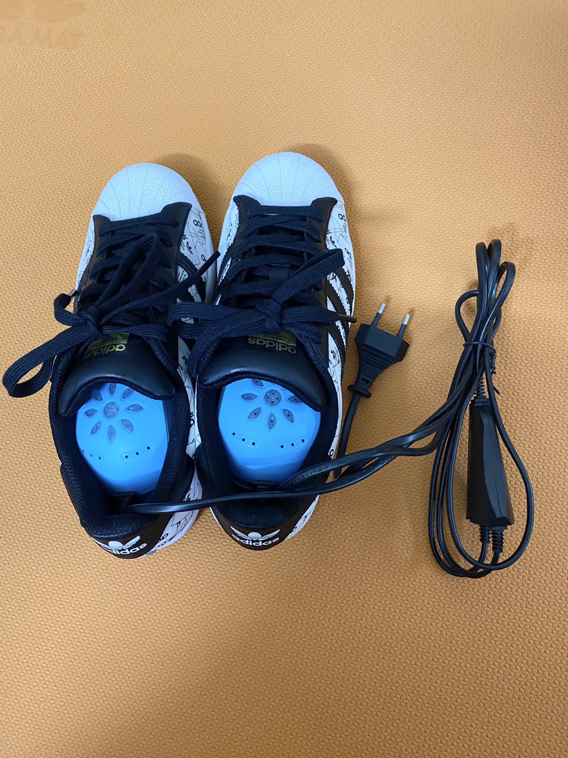 SP đúng như mô tả, có điều phù hợp với giày size lớn hơn (size giày nam), giày nữ là tuỳ form đút vào hơi khó khăn :))
Dùng thử 2 tiếng mục đích để khử mùi giày thì thấy là sp nóng ở mức độ vừa phải, mình có thể sờ tay vào được, có hẹn giờ (cái này thì rất thích), sau 2 tiếng giày có đỡ mùi hơn chút, nhưng chắc muốn hiệu quả rõ rệt chắc phải để qua đêm mất ?
Nói chung cũng đáng để trải nghiệm!