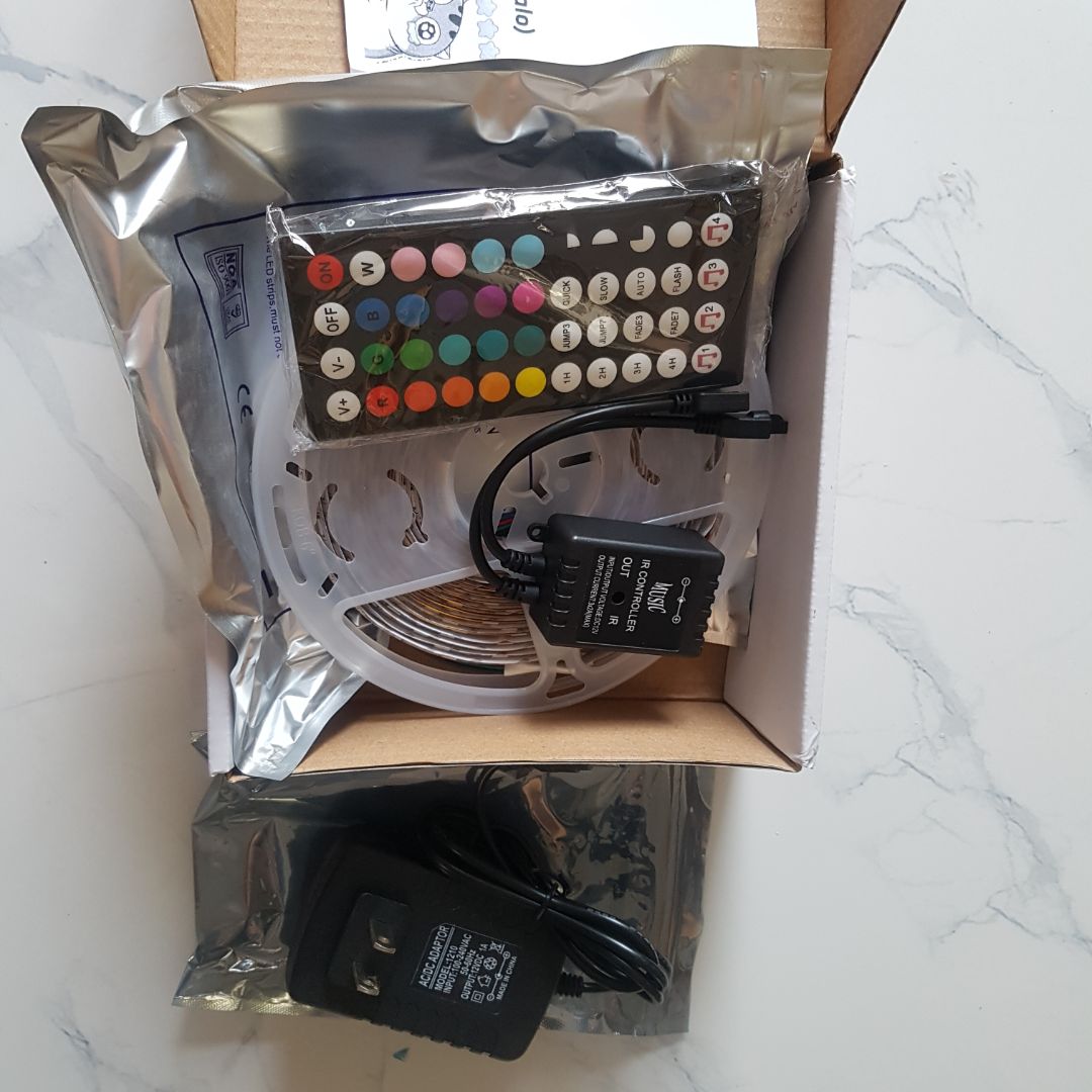 Đèn quá chất. Chọn được nhiều màu đứng yên, nhiều chế độ nháy với chuyển màu. Thích nhất chế độ đồng bộ nhạc. Đèn nhìn khá xịn xò chắc chắn. Cho 10 sao nha.