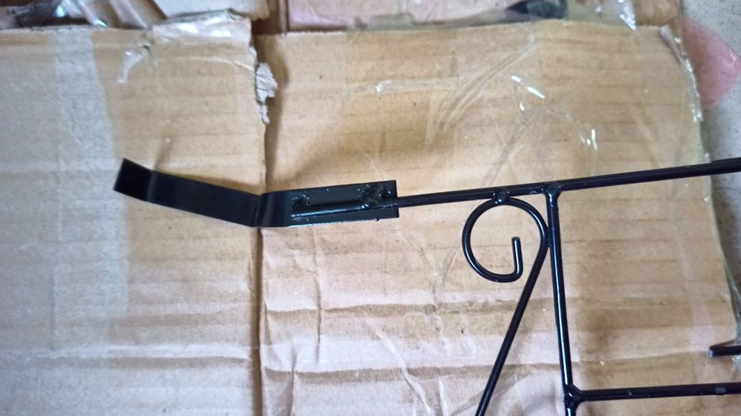 Tiki giao hàng nhanh, đóng gói nhìn có vẻ kĩ nhưng do sản phẩm làm bằng sắt khá mỏng nên 1 bên bị cong vênh lên. Nhưng theo mình với giá như trên thì sản phẩm như vậy là hợp lý