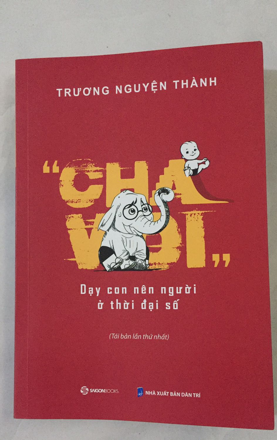 Trước khi mua tôi sn là để đọc rồi áp dụng cho con. NHƯNG sách này phù hợp cho cả bố mẹ và cả ai chưa lập gđ. 
... 
Có vài chỗ đang đọc mà cảm xúc chạy dọc sống lưng
>> RẤT ĐÁNG ĐỌC