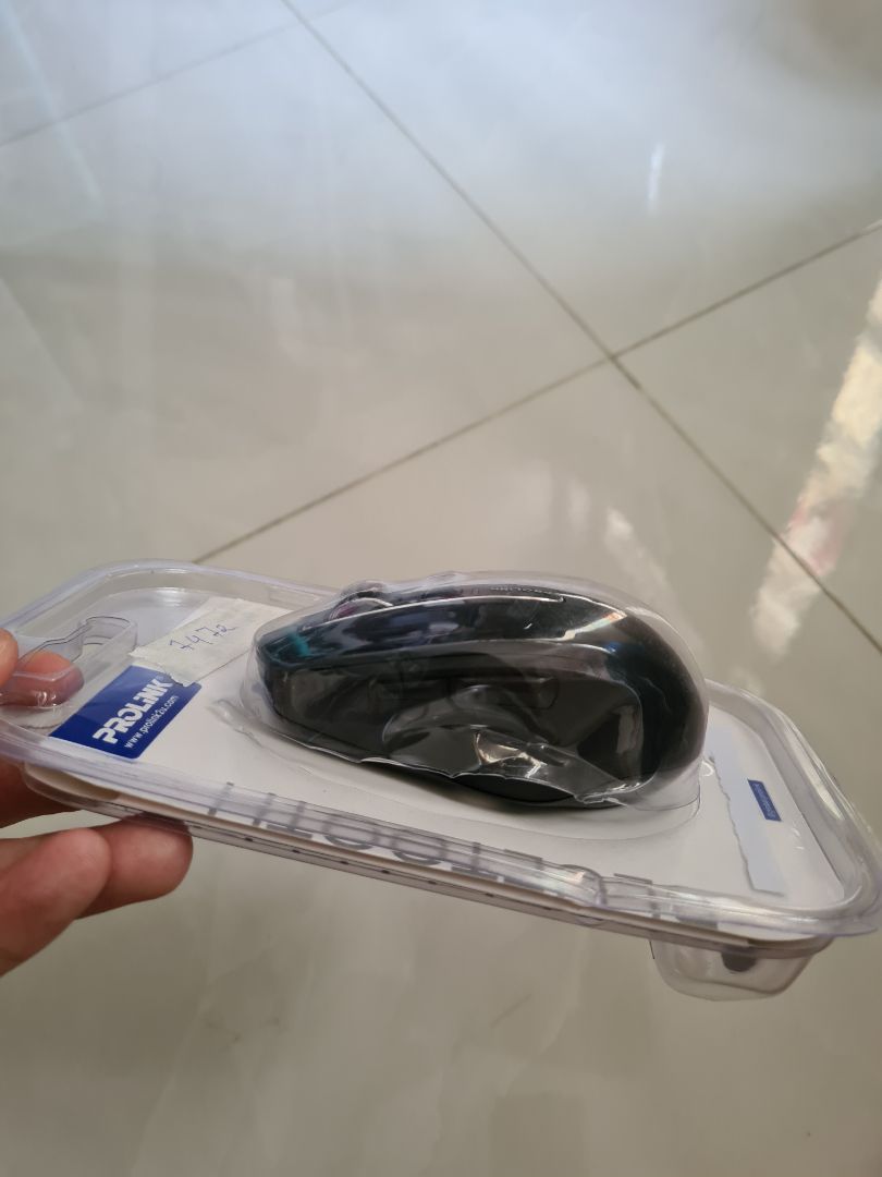 Shop giao hàng hộp thì bị rọc sẵn, có dấu hiệu thay đồ cũ, mở ra thì quả nhiên shop đã tráo đồ cũ, bằng chứng là chưa dùng mà phần bên dưới đã bị trầy xước khá nhiều. Đề nghị tiki xem lại cửa hàng này.