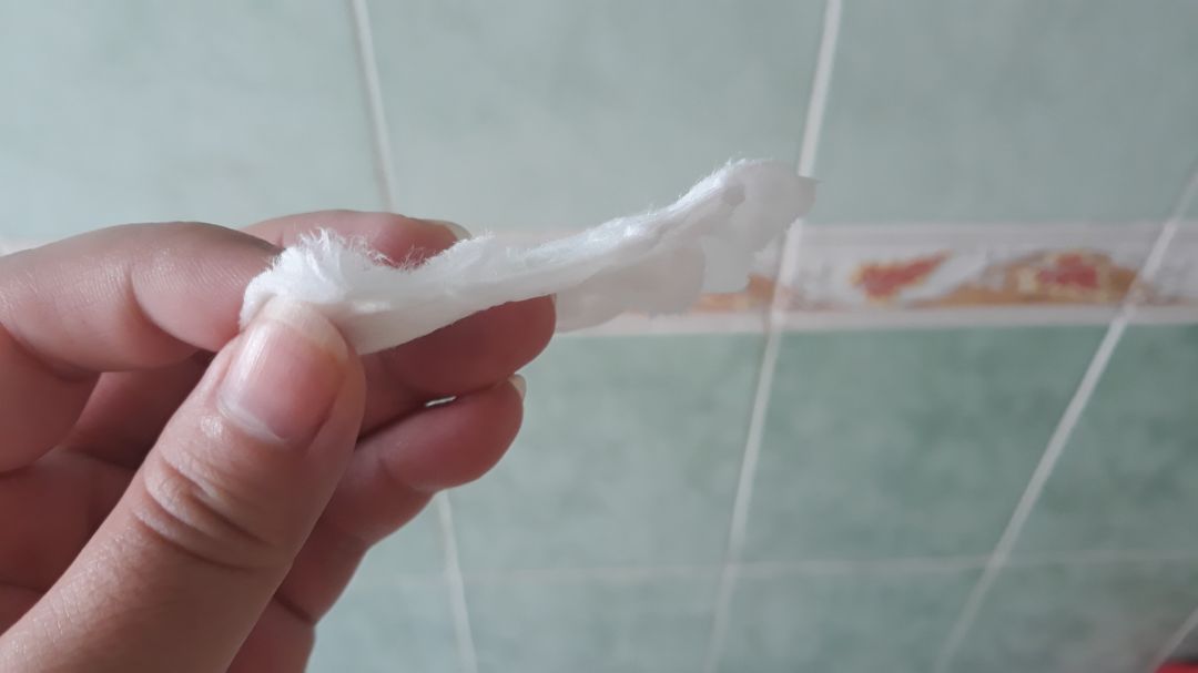 Bông dày, 1 mặt dập nổi nên tẩy trang rất sạch, bông thấm nước tốt, dùng lau mặt sau khi rửa cũng nhanh, không để lại xơ bông sau khi dùng. Bịch 1kg chắc dùng nửa năm mới hết, rất kinh tế. Nhược điểm là thỉnh thoảng lẫn sợi nilon vào bông, nếu không chú ý gỡ ra khi dùng lau mặt sẽ bị xước da.