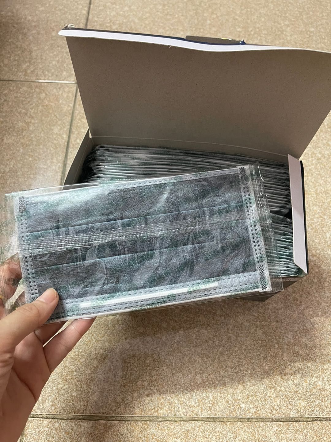 Khẩu trang Perfetta chính hãng, có tem chống hàng giả
Đóng gói cẩn thận, giao hàng nhanh.
Khẩu trang được bọc bao kín an toàn, tiện dụng, thuận lợi dễ mang theo. 
Đã tin dùng nhiều năm.