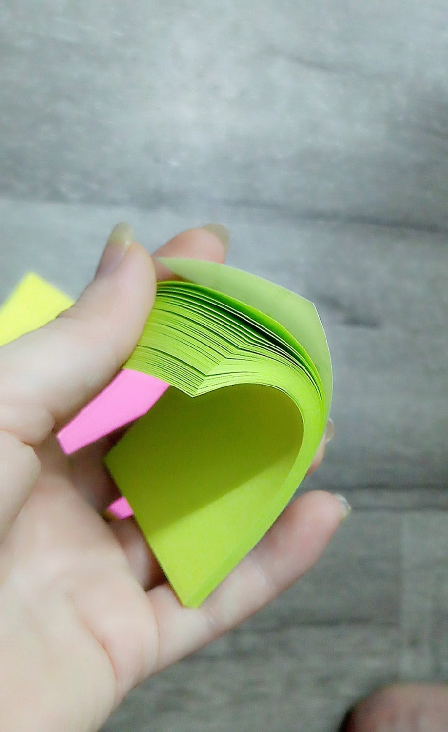 Tiki giao hàng siêu nhanh nhé, đóng gói siêu cẩn thận như trước giờ vẫn thế cảm ơn ship nhiều ah!
Hàng ok miễn chê, giấy khá dày dặn, à có điều độ dính vừa phải, ncl ổn đó,