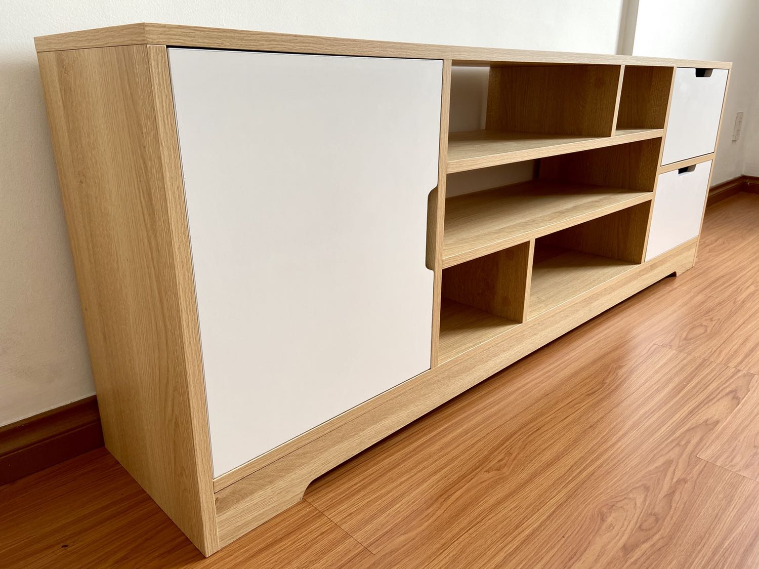 Giao hàng truớc hẹn (tốt). Đóng gói cẩn thận. Nhân viên giao hàng của xuởng gỗ thân thiện và chu đáo, khiêng lên tận nhà (bàn nặng 65kg).

Gỗ đúc thuộc loại tốt. Thiết kế đơn giản mà đẹp, màu sắc trang nhã, hữu dụng cho nhà chung cư. Bàn TV có ba ngăn, ba tủ, để được TV 60 inches, amply, đầu máy ... loại nhỏ và nhiều vật dụng khác.