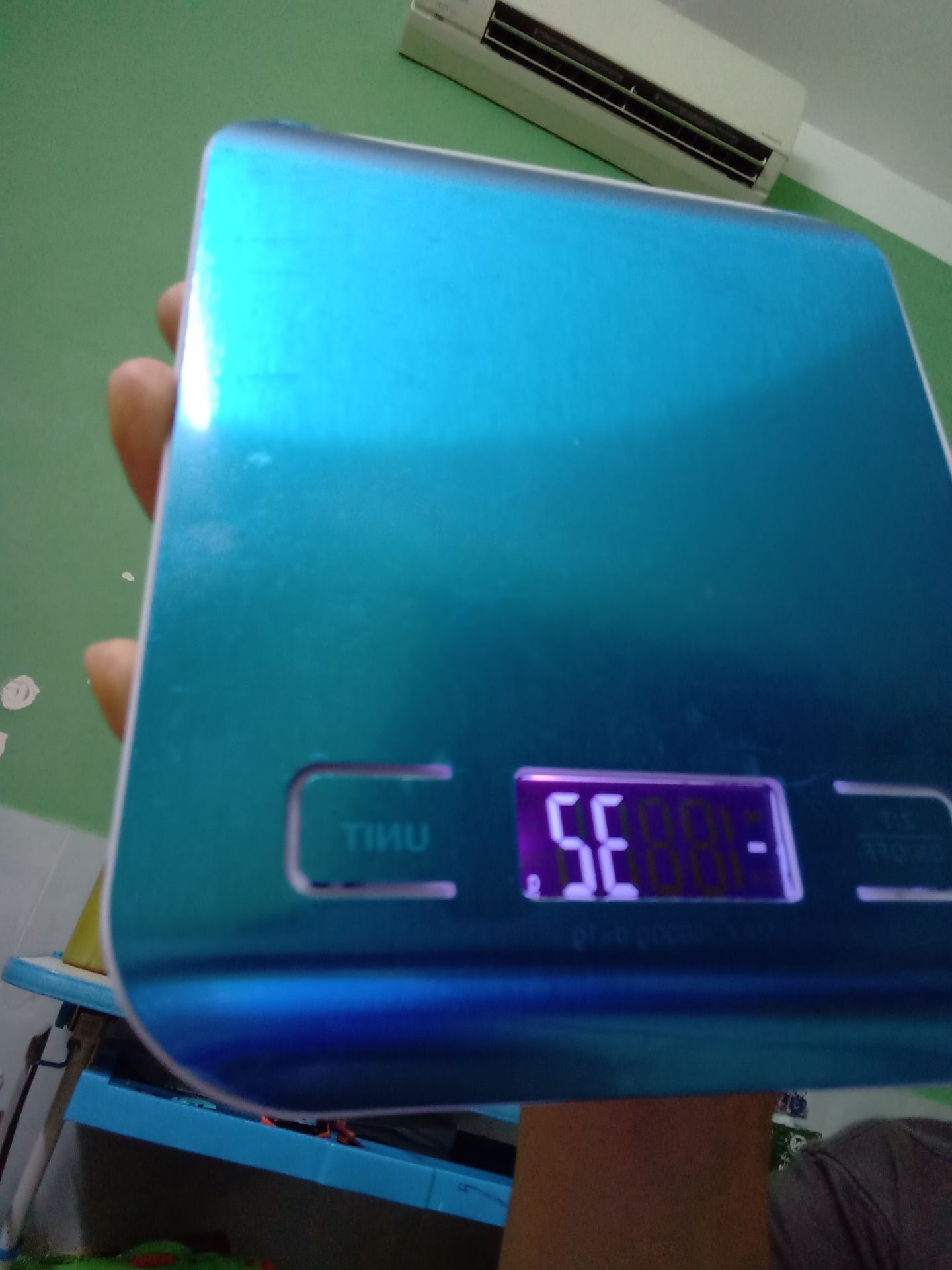 Cần bị hở, dùng đang tạm ổn nhưng mặt cân bụng vênh lên không khít xuống. Cần bị hở, dùng đang tạm ổn nhưng mặt cân bụng vênh lên không khít xuống.