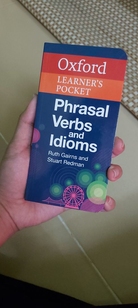 - Tiki giao siêu nhanh, đóng gói kĩ. Mình mua cùng Oxford Collocations Dict., đc tặng kèm 1 quyển truyện thiếu nhi, cả ba được gói gọn vừa đủ trong 1 hộp, và đều nguyên vẹn.
- Từ điển pocket nên nhỏ nhắn vừa tay, bìa mới toanh không tì vết.
- Độ dày mỏng hơn Oxford Pocket Dictionary for Learners. In ấn rõ nét, đều màu, chỉn chu, tươm tất.
- Bên trong có HDSD, mục lục chia một số topics quen thuộc, có hình ảnh kèm và ví dụ đa dạng phong phú. Có giải thích nghĩa, ngữ cảnh một cách ngắn gọn.