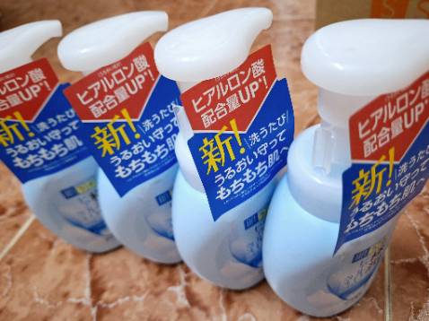 Sản phẩm này của Hada Labo dùng rất tốt, thích hợp với mọi loại da. Rửa mặt rất sạch, cảm giác dễ chịu, không hề nhờn rít, cũng không bị khô da. Tiki đóng hộp vừa cẩn thận vừa sạch đẹp giao hàng nhanh chóng, shipper lịch sự. Rất hài lòng, chắc chắn sẽ còn mua nữa.