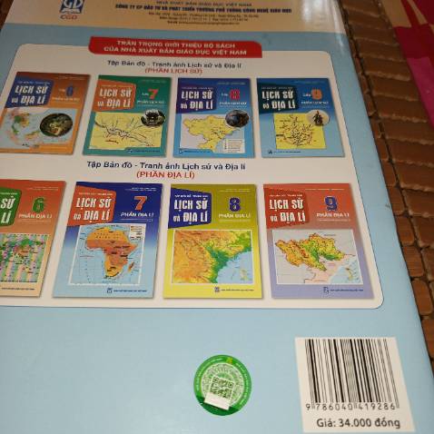 Cảm ơn nhà sách FAHASA rất nhiều! 
 Atlas này đã cho tôi hiểu hơn nữa về đất nước và xã hội cùng với thiên nhiên Việt Nam mình.