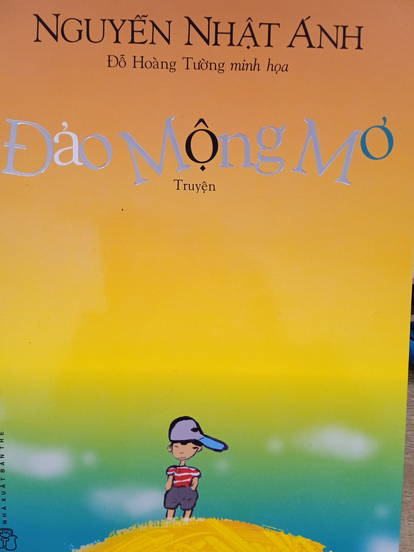 đảo mộng mơ-1 hòn đảo tuổi thơ mà ai cũng mong muốn sở hữu và tìm về.Ngôn từ giản dị nhưng cuốn hút