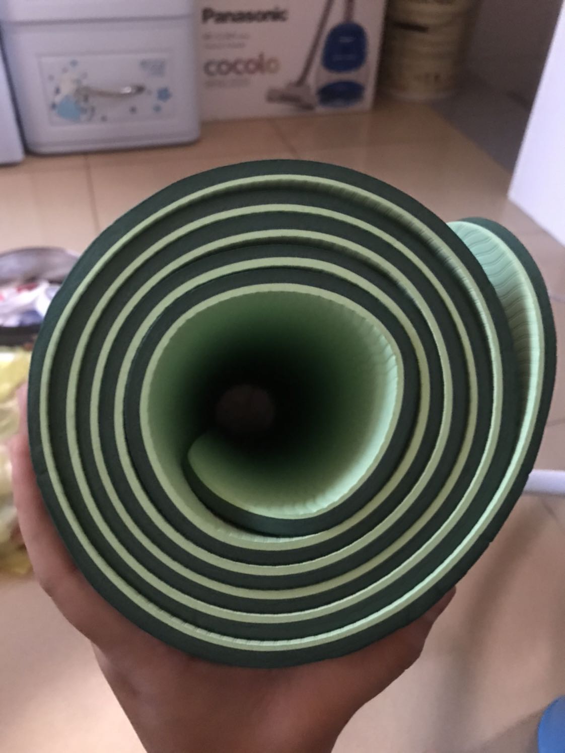 Đóng gói: gói rất chắc, giao đủ sản phẩm đi kèm luôn nhưng bị móp ở một số chỗ như hình (mà lỗi cũng nhỏ nên không sao)
Giao hàng: Tiki giao chậm mình 1 ngày nha.
Chất lượng: Rất là oke luôn. Thảm khá dày, êm, độ bám chống trượt tốt, tập cardio thách thức các động tác chống đẩy luôn.
Do chất lượng quá oke giá lại quá là rẻ (mặc dù có xíu lỗi) nhưng mình vẫn cho 5 sao nhé