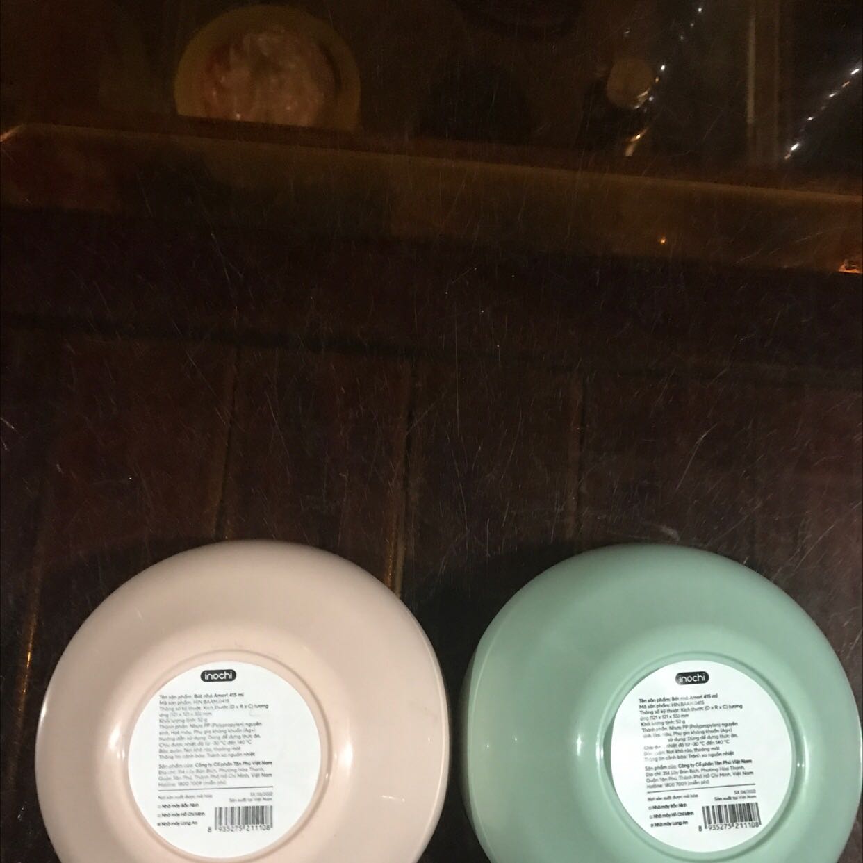 Bát rất đẹp , rơi không vỡ, rửa mau sạch, không có mùi hôi,nhận đủ số lượng : 10 bát màu hồng, 10 bát màu xanh ngọc. Màu giao ngẫu nhiên. Các cháu bé nhà mình thích lắm.