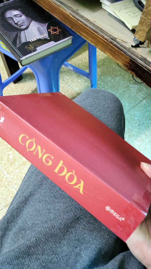 giao hành khá nhanh dù ở Sài Gòn chuyển ra Hà Nội. Giấy đẹp và mình xác định là bản dịch này dùng nhiều từ cũ, đọc giống đọc kiếm hiệp. Có vẻ nếu bỏ qua chút phiền muộn vì các từ cũ thì nội dung dễ đọc và hấp dẫn.