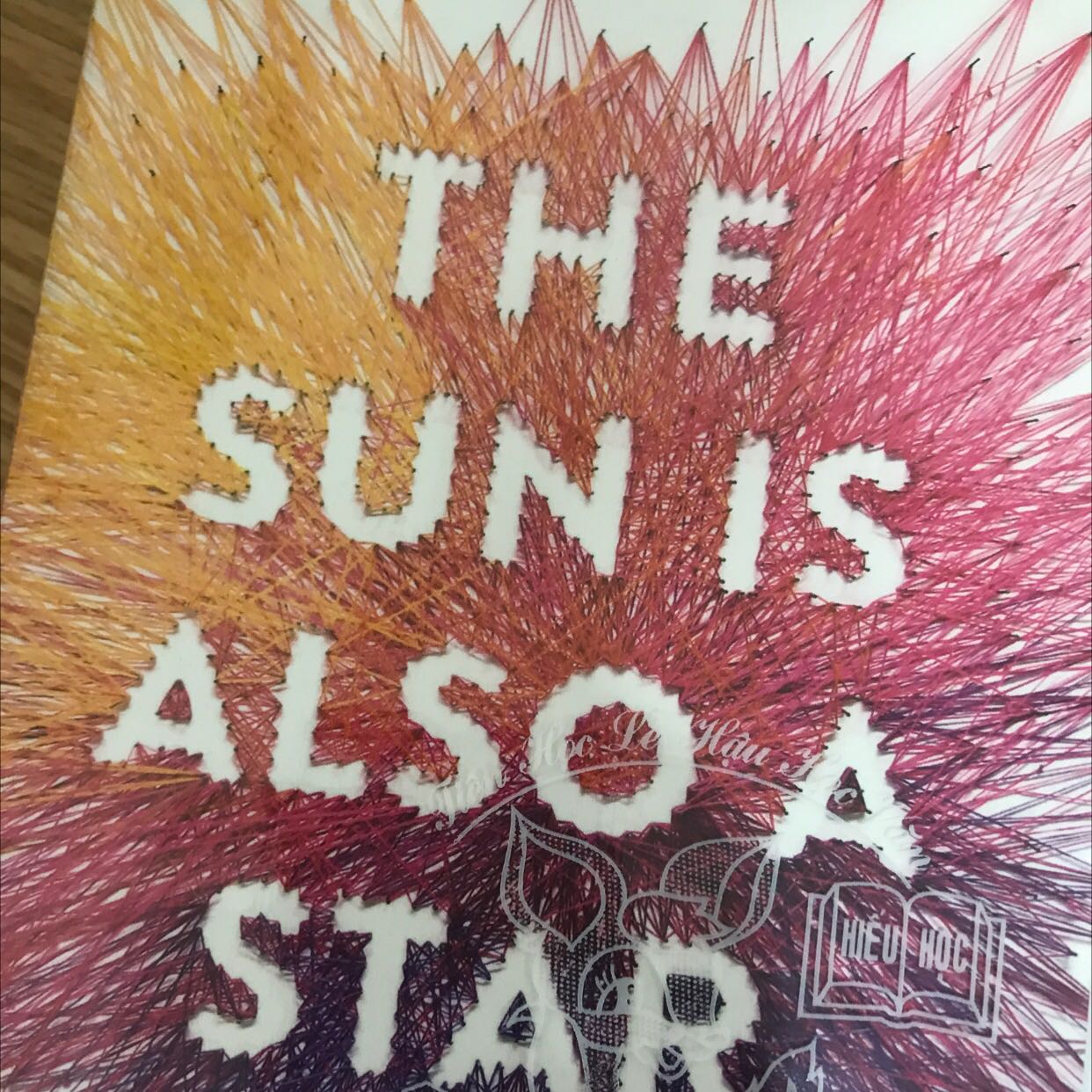 Giao hàng cẩn thận, nên cải thiện lại chất lượng sách: giấy mỏng, highlight ko cẩn thận sẽ bị in ra trang sau. Bìa cũng khá là mỏng manh