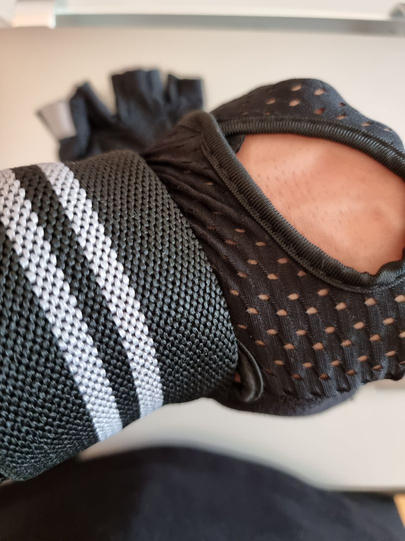 Ôm khít vừa tay, thoáng khí tốt, cảm giác cầm nắm tốt, phần quấn cổ tay chặt, bảo vệ tốt.